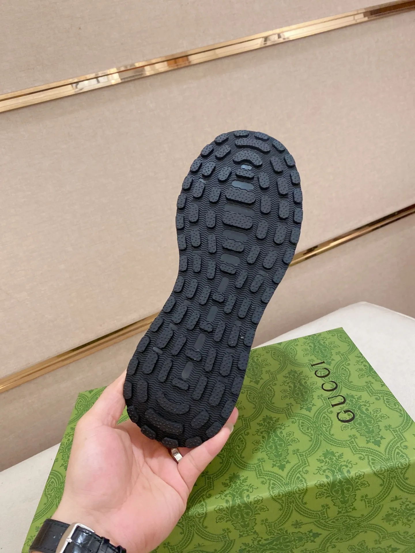Men's clothing and shoes💰 400💰🇮🇹🇮🇹GUCCI (Gucci) top 🔍🔍 new models are on sale at the same time, the upper 🇮🇹 is imported Italian first-layer cowhide, the lining is fully imported sheepskin 💪💪, completely 1⃣️compared 1⃣️Reproduction🇮🇹💪💪, ⚠Sole: The original sole is specially provided by the original factory, the exclusive movable molded sole is super comfortable, ⚠Original factory follow-up goods, 🔍🔍high quality, you can enter and leave the counter at will, welcome to compare⚠. Code number: 38-44 (45 is custom-made and cannot be returned or exchanged)